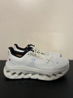 On Running Cloudtilt sneaker in the Pearl Ice colorway size 7.5